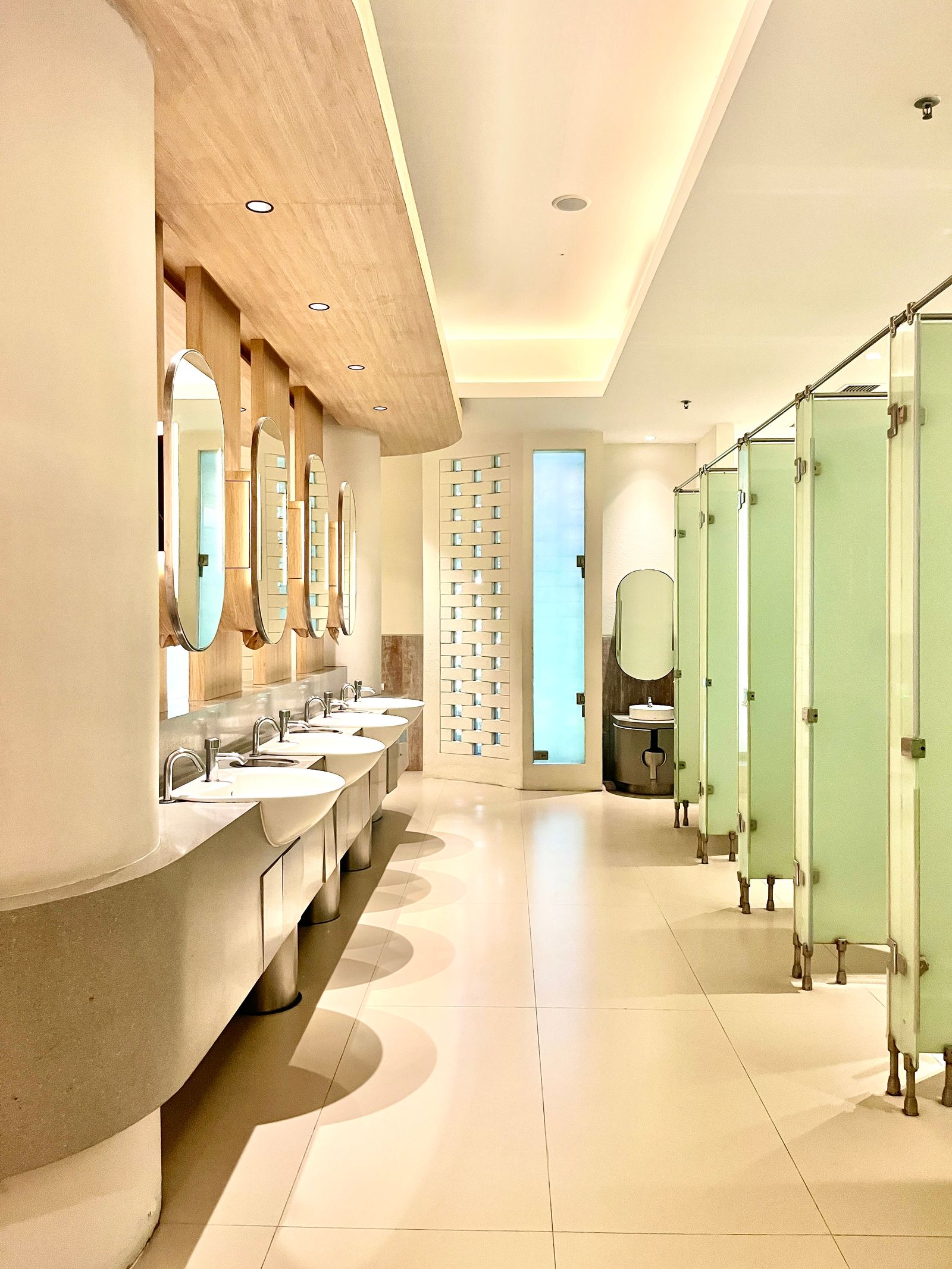 Contoh toilet publik yang bersih dan terawat di Indonesia